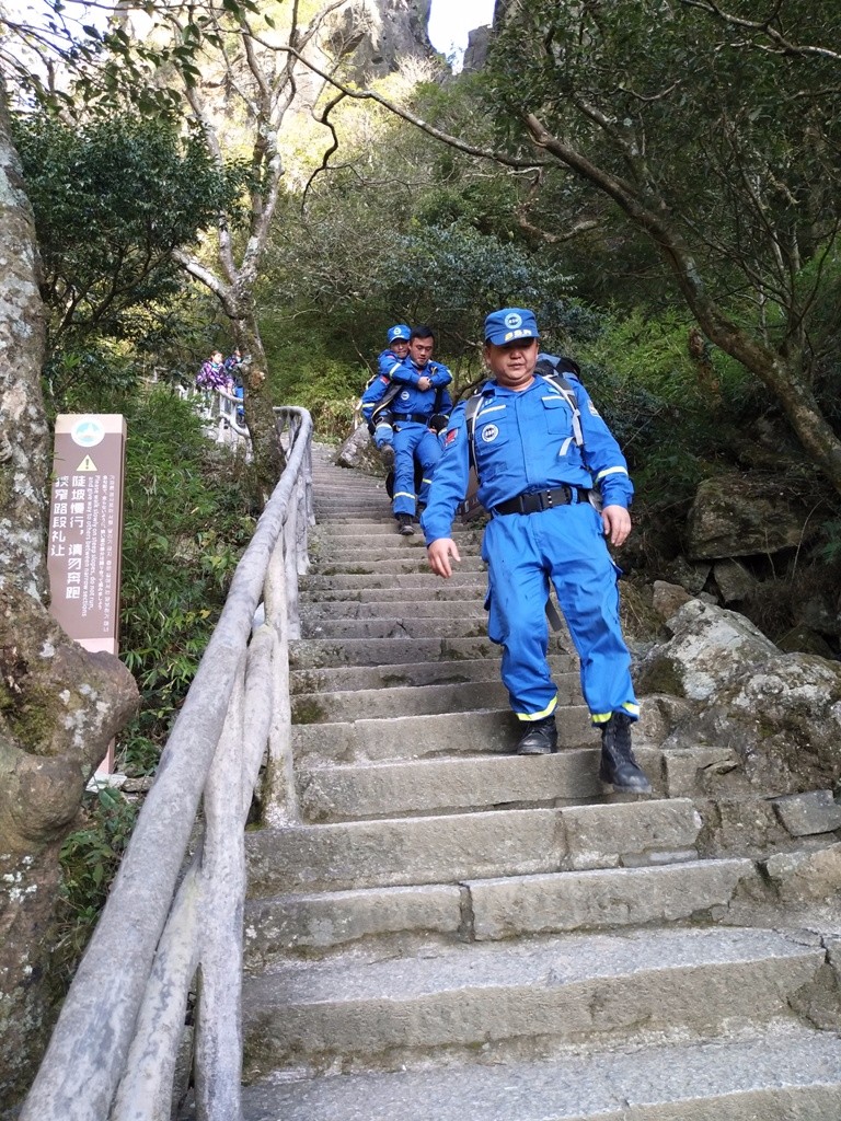  徽州暴熊队对阵皖江雪豹队，板球杯赛爆冷，门将神扑救主——新人首发惊艳