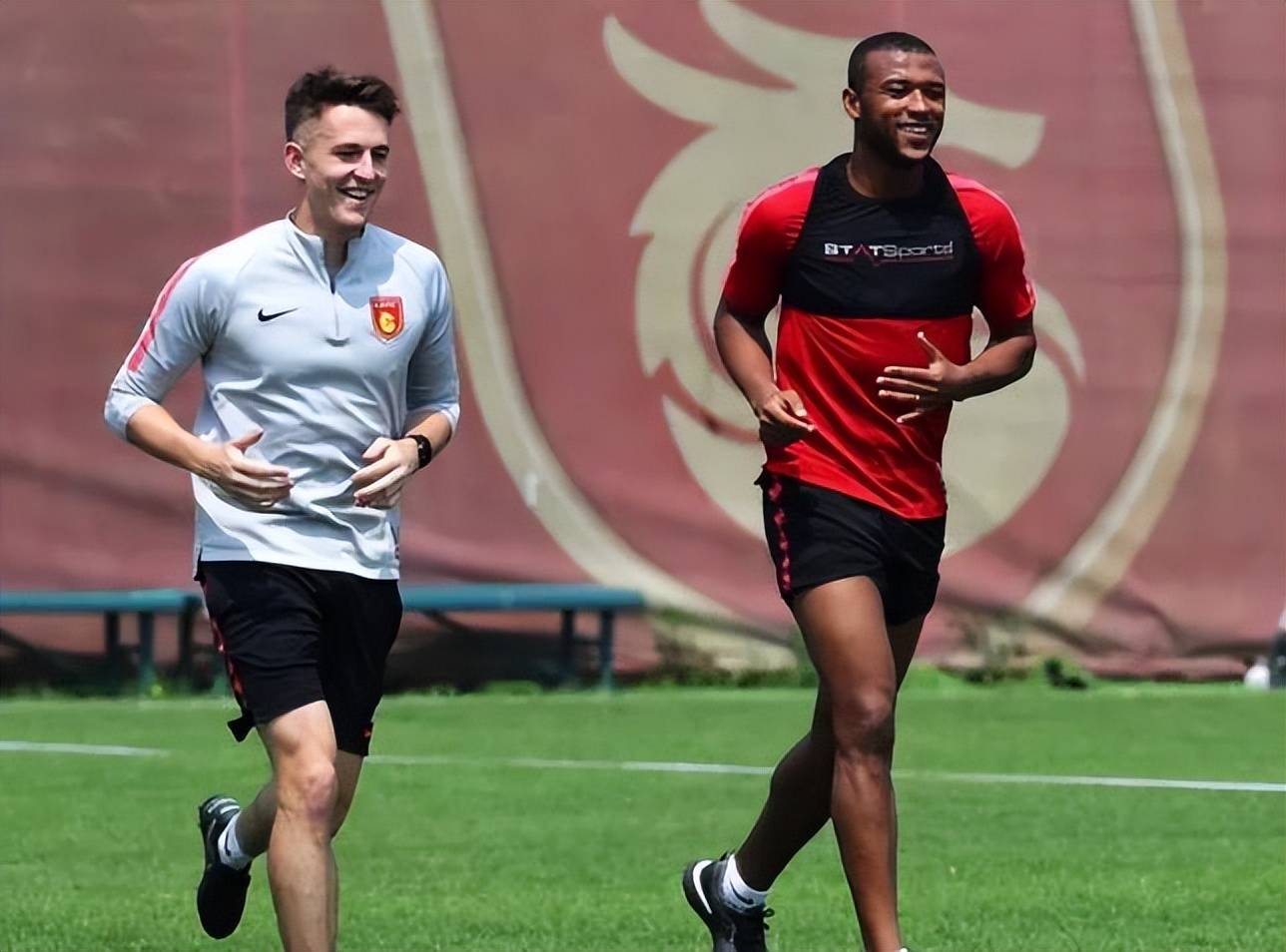 包含中超倒计时，巴塞罗那国际比赛日防线松动，细节引发关注，管理层满意，身体对抗强度拉满的词条